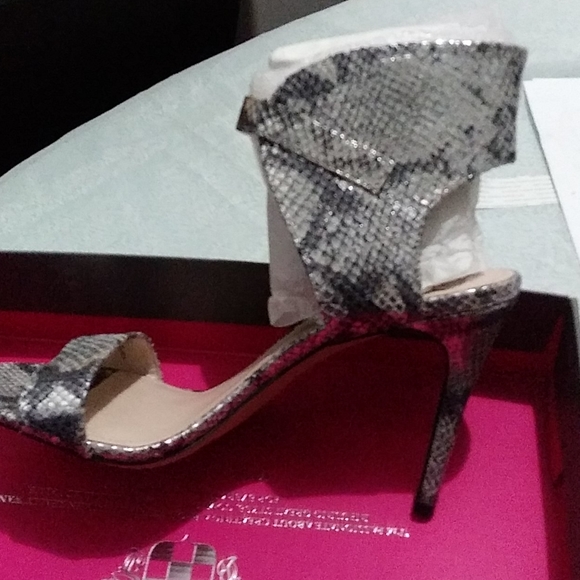 Vince Camuto - Women’s Tarma Sandal - Picture 5 of 6